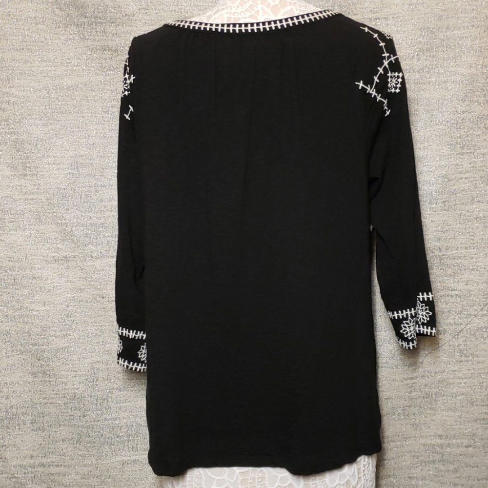🛑SOLD🛑 Talbots Embroidered black blouse - Picture 5 of 8